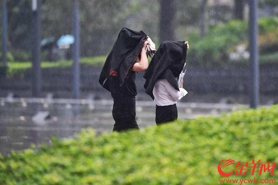 2018年10月10日，一场秋雨落在广州城。绵绵雨丝让市民多少有些猝不及防。没带雨具的市民要么冒雨而行，要么在屋檐下躲避，只能羡慕那些带了伞的行人。  金羊网记者 周巍 摄